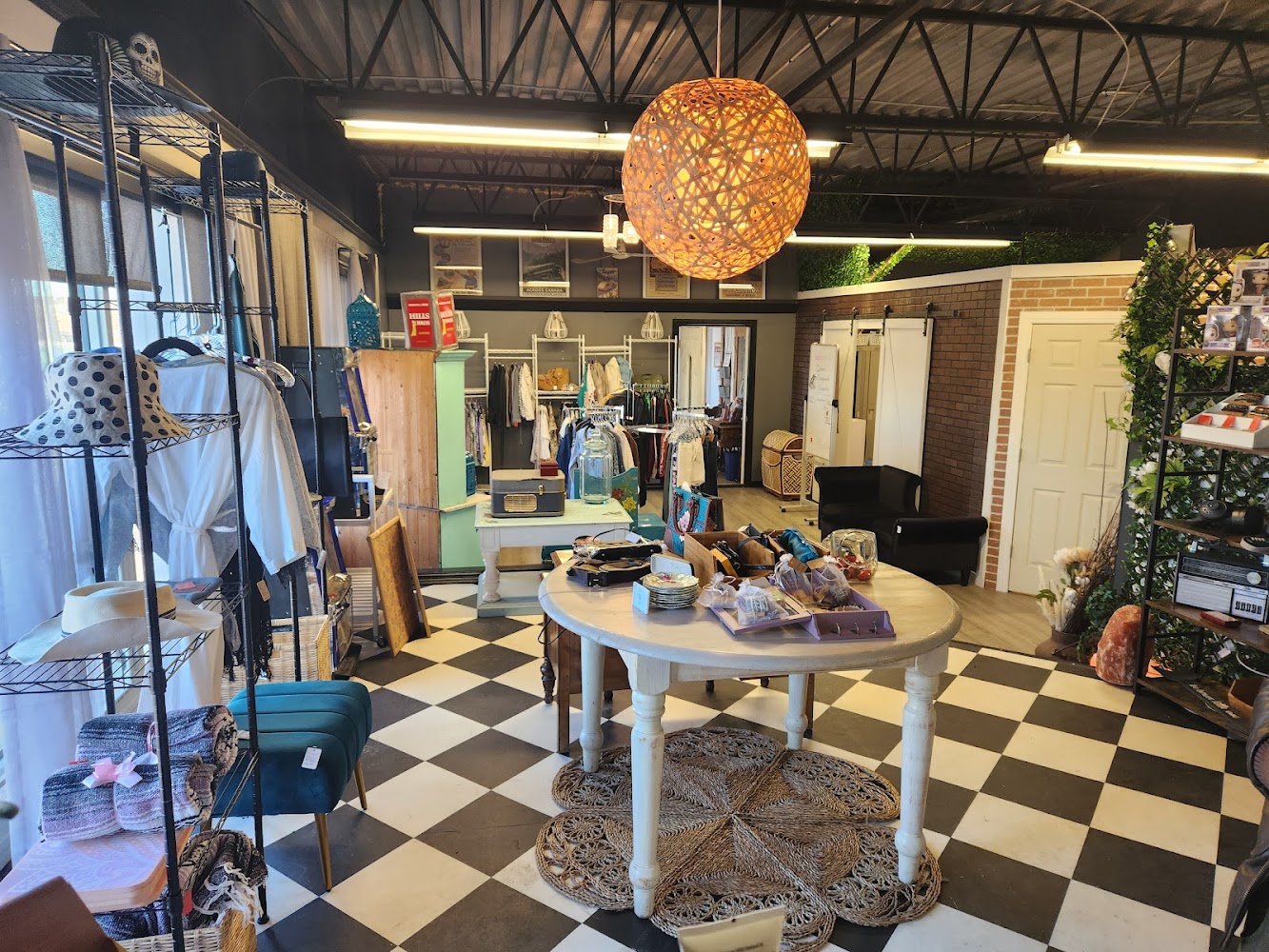 Crow's Consignment & Curiosities